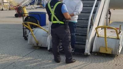 Momento en que salió del avión procedente de los Estados Unidos.