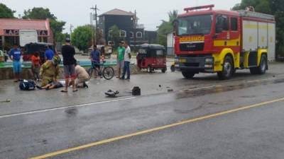 Uno de los heridos siendo asistido por personal del Cuerpo de Bomberos.