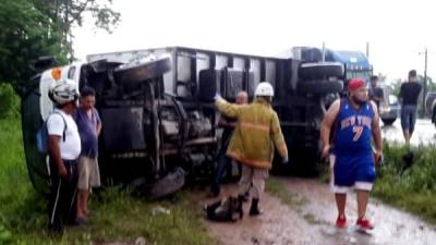 El camión arrolló a la víctima que se conducía en un bicicleta.