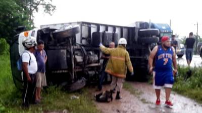 El camión arrolló a la víctima que se conducía en un bicicleta.