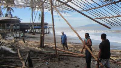 Las marejadas han dejado destrucción en viviendas y negocios de la zona costera del Golfo de Fonseca.