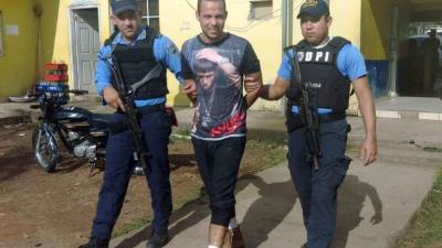 Allan Francisco Sandoval Salgado es custodiado por agentes de la DPI.