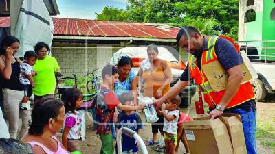 En Villanueva, 12 colonias siguen afectadas por las inundaciones, mientras las autoridades los asisten y siguen con el estado de emergencia por la vulnerabilidad que hay ante los pronósticos de más lluvias en Honduras. FOTOS Melvin Cubas.