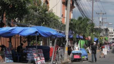 Vendedores de todo tipo de productos se han apoderado de la acera de la catedral.Foto: Cristina Santos.