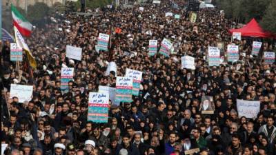 Los iraníes sostienen pancartas antiestadounidenses durante una manifestación en la capital Teherán. Foto AFP