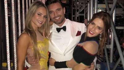 Julián Gil (c) junto a Claudia Álvarez (d) y la modelo colombiana Ximena Córdoba. Foto redes.