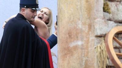 El agente obligó a la integrante de 'Femen' a vestirse lejos del pesebre.