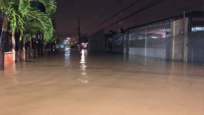 La colonia D'antoni de La Ceiba inundada en horas de la madrugada de este martes.