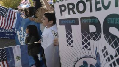 Fotografía de archivo de unas personas que gritan consignas bajo el lema 'Salvemos TPS'. EFE