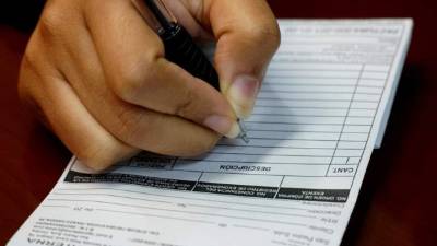 Muchas mipymes se sienten preocupadas porque tienen que volver a imprimir facturas a pesar de que tienen unas con la antigua foorma que no han vencido.