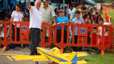 Los niños y grandes se emocionaron al ver los aviones volar.