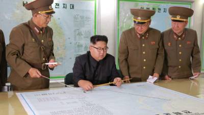 El líder norcoreano Kim Jogn Un inspeccionaba los planes de lanzamiento de misiles hacia la isla de Guam. EFE/Archivo