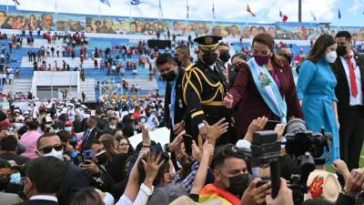 La nueva presidenta de Honduras, Xiomara Castro, saluda a sus seguidores después de prestar juramento durante su ceremonia de toma de posesión.