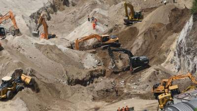 Los rescatistas continúan buscando a las víctimas.