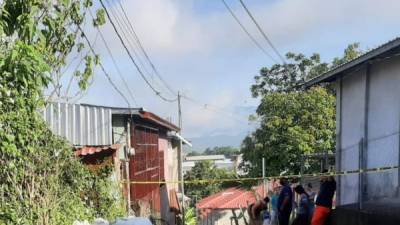 El cuerpo estaba boca arriba y sobre una calle de tierra.