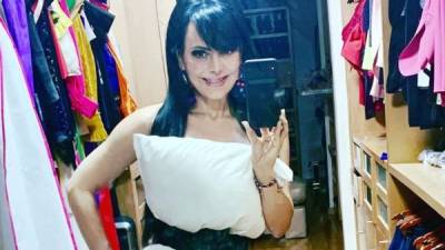 Maribel Guardia hizo el 'pillow challenge' bailando frente al espejo.