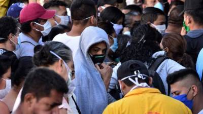 Aún con sus mascarillas, cientos de personas salen a las calles y corren riesgo de contagio.