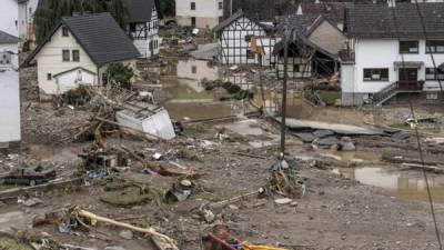 Una vista general muestra casas dentro de un área inundada en Schuld cerca de Bad Neuenahr, en el oeste de Alemania. Foto AFP