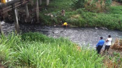Autoridades del Cuerpo de Bomberos al momento de hacer el rescate del cuerpo.