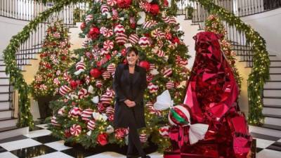 Kris Jenner y su árbol que decoraron 20 personas.