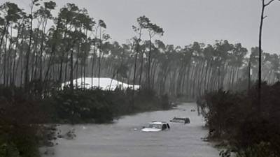 Vehículos cubiertos de agua en una carretera en las Bahamas. AFP
