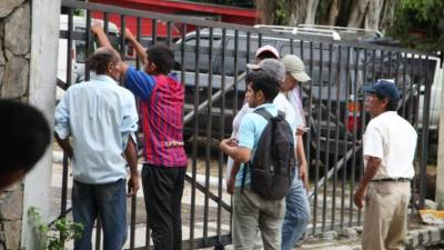 Familiares y amigos de los dos pescadores acudieron ayer a Medicina Forense de San Pedro Sula.