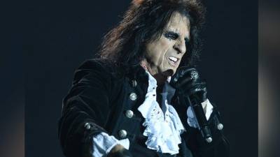 El veterano roquero Alice Cooper de 68 años.