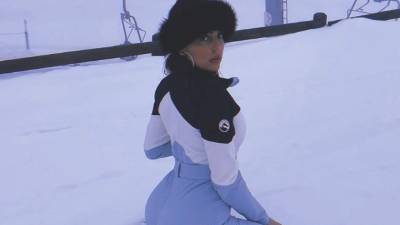 Georgina Rodríguez se convirtió en 'La Frozen morena', como ella misma se ha autodescrito, en unas vacaciones en la nieve, pero sin su media naranja, Cristiano Ronaldo, quien ha tenido que cumplir con agenda con el Juventus.Sin embargo la guapa española estuvo muy bien acompañada de los retoños que tiene con el astro del fútbol.