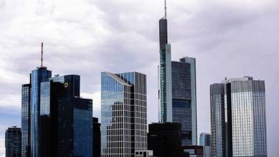 La sede de Commerzbank, en el centro, sobresale en el distrito financiero de Fráncfort. La entidad anunció el despido de hasta 20% de su personal.