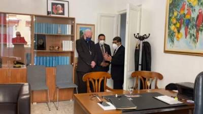 Representantes de Honduras y de la Santa Sede en las nuevas instalaciones diplomáticas.