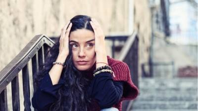 'No es mi tarea prejuiciarte sobre cómo debería ser tu primera vez, pero sí darte preguntas para responder', le responde la Doctora Corazón. (Foto dramatizada)