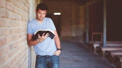 En Honduras se celebra cada 29 de septiembre el Día de la Biblia, el libro considerado por evangélicos y católicos como su guía e instructivo para acercarse más a Dios y obedecerle. La Biblia a través de la historia guarda datos que lo han convertido en el libro de mayor relevancia hasta el día de hoy. Estas son algunas de las curiosidades más importantes.