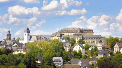 El banco central de Alemania capacita a muchos de sus empleados en el castillo de Schloss Hachenburg, que alberga una academia exclusiva.