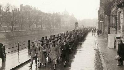 U.S. Army soldiers from the 2nd Platoon, B battery 2-8 field artillery, fire a howitzer artillery piece at Seprwan Ghar forward fire base in Panjwai district, Kandahar province southern Afghanistan, June 12, 2011. REUTERS/Baz Ratner (AFGHANISTAN - Tags: CONFLICT MILITARY IMAGES OF THE DAY POLITICS)