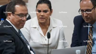 La exprimera dama Rosa Elena de Lobo conversa con sus abogados.