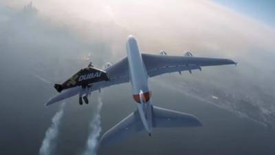 Los hombres sobrevolaron el gigantesco avión de la empresa Emirates.