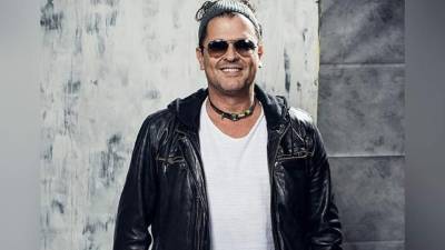 Carlos Vives donó una de sus guitarras, decorada con cristales Swarovski, para recaudar fondos para los damnificados del reciente incendio en Chile.