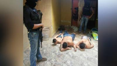 Desde tempranas horas, agentes de la DPI inspeccionan casas donde supuestamente se refugian los pandilleros.