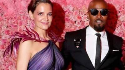 Katie Holmes y Jamie Foxx posaron como pareja por primera vez en una evento público.