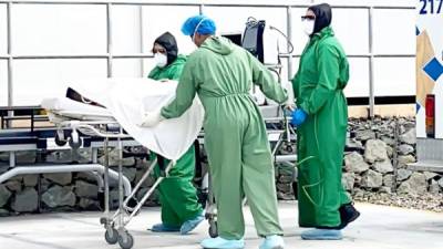 Un paciente con síntomas graves de covid es ingresado en el hospital modular de Santa Rosa de Copán.