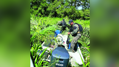 Los militares encontraron las lanchas tapadas con palmeras y recogieron los fardos de droga en Punta Izopo.