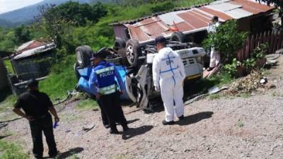 El vehículo quedó volcado entre una vivienda y la orilla de la carretera.