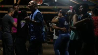 En el video se observa a los funcionarios bailando con el chaleco distintivo de la ONU .