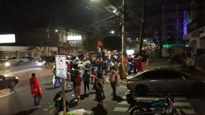 Después que se diera conocer la captura del expresidente de Honduras Juan Orlando Hernández, grupos de hondureños salieron a las calles a celebrar su arresto por parte de la Policía Nacional. Foto Melvin Cubas.
