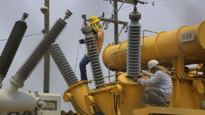 Labor. Cuadrillas de la Enee trabajan en una subestación instalada en el bulevar del este. Fotos: Franklin Muñoz
