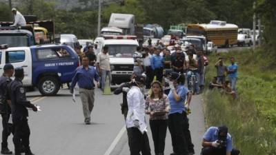 Forenses y agentes de la DPI en el levantamiento.