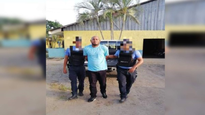 Captura. El supuesto homicida Denis Eduardo Ramírez cuando era llevado por los agentes de la Policía y DPI.