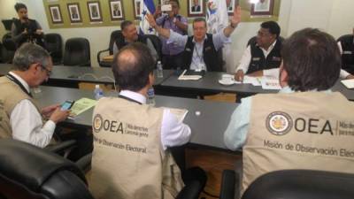 Foto de archivo cuando los observadores de la OEA dialogaron con los magistrados del Tribunal Supremo Electoral (TSE).