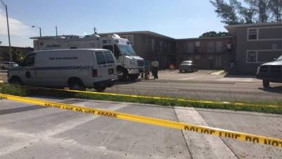 Agentes de la Policía investigan la zona donde ocurrió el tiroteo en Miami, Florida. Foto EFE