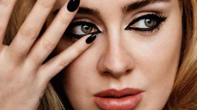 Muchos son los que se han atrevido a afirmar en redes sociales que Adele ha llegado a perder más de 60 libras desde 2013 –sí, en solo dos años–.